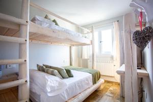Un dormitorio con dos literas en una habitación. en Silencio, en Sierra Nevada