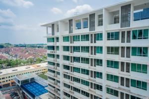 un edificio de oficinas con una piscina frente a él en Shawn's Akademic Suites Sky View B#11-27 (肖恩天空之城) at Mount Austin, en Johor Bahru