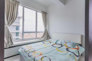 Una cama en un dormitorio con una ventana grande. en Shawn's Akademic Suites Sky View B#11-27 (肖恩天空之城) at Mount Austin, en Johor Bahru 18 fotos más