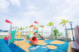 un parque infantil con tobogán y tobogán en Shawn's Akademic Suites Sky View B#11-27 (肖恩天空之城) at Mount Austin, en Johor Bahru
