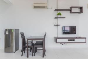 Una cocina con mesa y sillas y un refrigerador. en Shawn's Akademic Suites Sky View B#11-27 (肖恩天空之城) at Mount Austin, en Johor Bahru