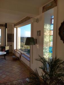 נוף של הבריכה ב-villa immersa in oliveto vista mare או בסביבה