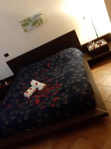łóżko z dwoma poduszkami na górze w obiekcie Mario's Home w mieście Sasso