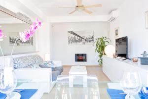 a living room with a glass table and a couch at Apartamento Lujo frente al Mar Centro de Malaga in Málaga