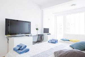 Televízia a/alebo spoločenská miestnosť v ubytovaní Apartamento Lujo frente al Mar Centro de Malaga