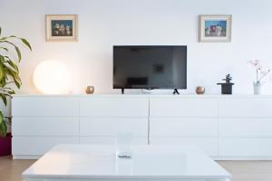 Televízia a/alebo spoločenská miestnosť v ubytovaní Apartamento Lujo frente al Mar Centro de Malaga