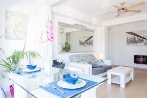 salon ze szklanym stołem i kanapą w obiekcie Apartamento Lujo frente al Mar Centro de Malaga w Maladze