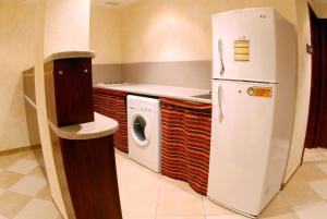 Una cocina o zona de cocina en Al Liwan Suites