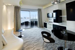 Телевизор и/или развлекательный центр в Hotel Premier & Suites - Premier Resort