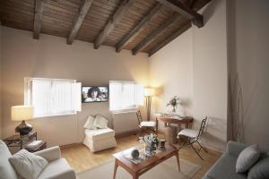un soggiorno con divano e tavolo di Altalea a Pamplona
