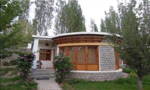 una pequeña casa con una gran puerta de madera en Royal Heritage Resort en Leh