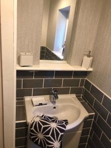La salle de bains est pourvue d'un lavabo et d'un miroir. dans l'établissement 'Park House', à Chorley