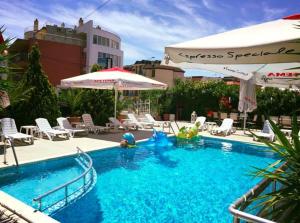 Bazén v ubytování Family Hotel Eliri nebo v jeho okolí