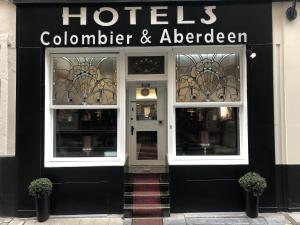 Hotel Abberdeen في بروكسل: متجر أمام الفندق به نافذتين