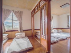 Postel nebo postele na pokoji v ubytování 山城天嵐庭園民宿