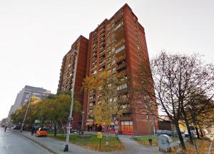 wysoki, czerwony, ceglany budynek na miejskiej ulicy w obiekcie Apartment Ciglica w Zagrzebiu