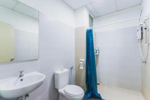 La salle de bains est pourvue de toilettes, d'un lavabo et d'une douche. dans l'établissement Shawn Akademic Suites Pool View @ Mount Austin, à Johor Bahru