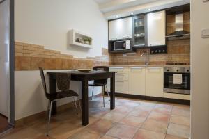 kuchnia ze stołem i krzesłami w pokoju w obiekcie Apartment Ciglica w Zagrzebiu