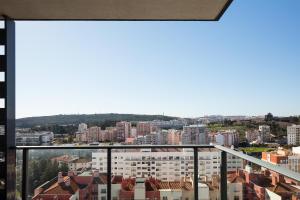- Balcón con vistas a la ciudad en Skyscraper Riverview Lisbon with Indoor Pool, en Lisboa