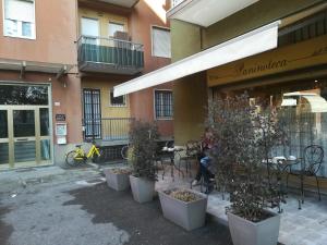a restaurant with tables and chairs in front of a building at Buen Retiro in Pero