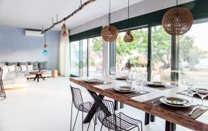 米蒂利尼Beach front Villa Melani的餐厅里有一张桌子和几把椅子