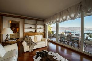 salon z widokiem na ocean w obiekcie Sana Luxury Apartment w mieście Stresa