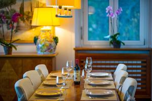 Reštaurácia alebo iné gastronomické zariadenie v ubytovaní Sana Luxury Apartment
