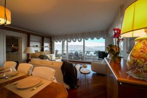 ein Wohnzimmer mit einem Sofa und einem großen Fenster in der Unterkunft Sana Luxury Apartment in Stresa
