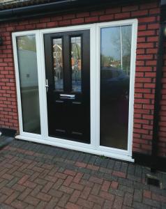 czarno-białe drzwi na ceglanym budynku w obiekcie Home from Home w mieście Ilford