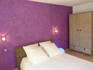 a bedroom with a purple wall and a bed at Maison Campagne Petite Mère in Cabriès +88 photos