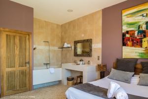Koupelna v ubytování Hotel restaurant Spa Disini Montpellier Est, The Originals Relais