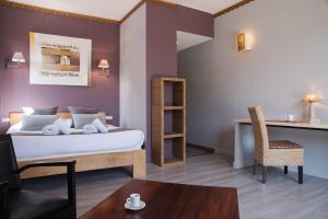 Postel nebo postele na pokoji v ubytování Hotel restaurant Spa Disini Montpellier Est, The Originals Relais