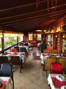 jadalnia ze stołami i krzesłami w restauracji w obiekcie İntepe Poseidon w mieście Çanakkale +42 zdjęcia