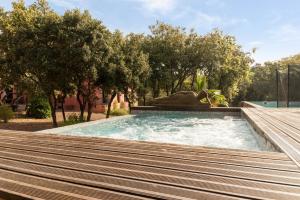 Bazén v ubytování Hotel restaurant Spa Disini Montpellier Est, The Originals Relais nebo v jeho okolí
