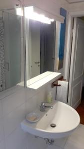 A bathroom at Casa Zelia Még 12 kép