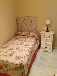 Кровать или кровати в номере Quartos City Apartments Carmona