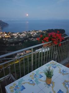 un tavolo su un balcone con vista sull'oceano di B&B Oliva a Scala