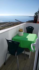 シラクーサにあるCasamiaの海を望むバルコニー(緑のテーブル、椅子付)