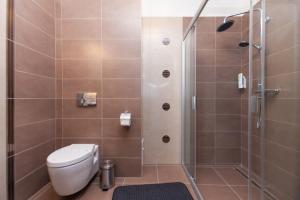 Koupelna v ubytování Albert Hotel + 37 fotografií