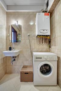 pralnia z pralką i umywalką w obiekcie Trendy Apartment Kochanowskiego Street w Krakowie