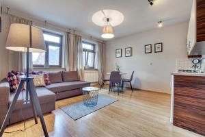 salon z kanapą i stołem w obiekcie Trendy Apartment Kochanowskiego Street w Krakowie