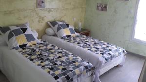 - 2 lits installés l'un à côté de l'autre dans une chambre dans l'établissement GITE LA CLE DES CHAMPS, à Chabeuil