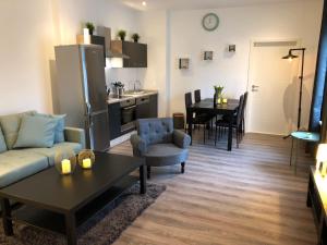 a living room with a couch and a table at Sieben-Berge-Ferienwohnungen in Alfeld