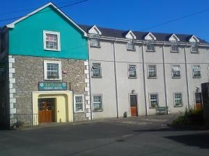 un grande edificio bianco con il tetto blu di An Stór Townhouse a Midleton