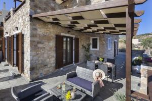 Balkón nebo terasa v ubytování Syra Suites