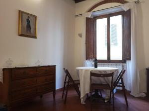 佛羅倫斯的住宿－Historical J&D，一间带桌子和窗户的用餐室