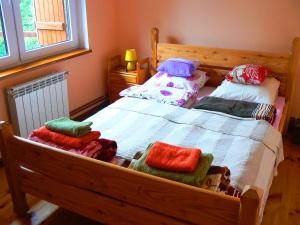een slaapkamer met een bed met handdoeken erop bij Dolina 4 Stawów in Krzywcza