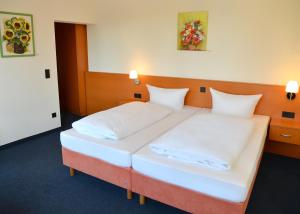 Ein Bett oder Betten in einem Zimmer der Unterkunft Hotel Spreewaldeck