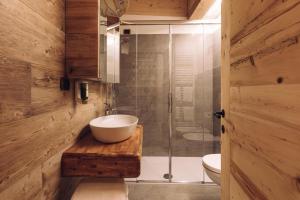 A bathroom at Malga Ces Még 37 kép