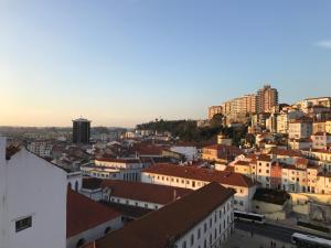 uma vista para uma cidade com edifícios em NN Guest House em Coimbra